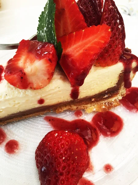 Taze çilekli lezzetli peynirli pasta.