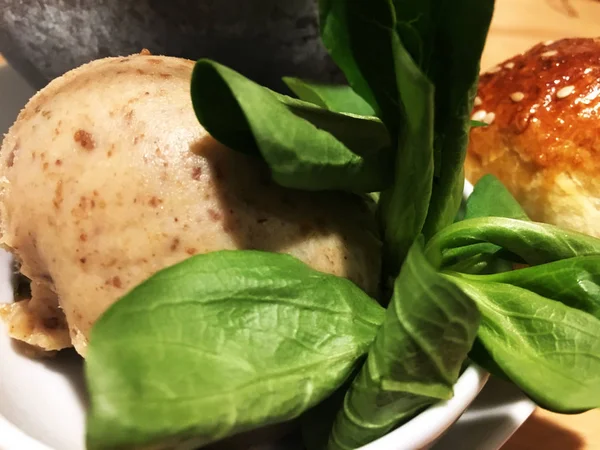 Ev yapımı domuz eti ezmesi ve marul.