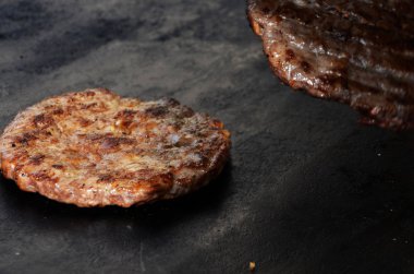 Ev yapımı ızgara burgerler.