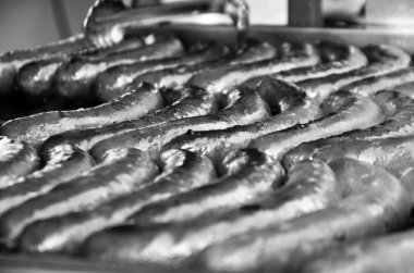 Lezzetli geleneksel sosisler kapanıyor.