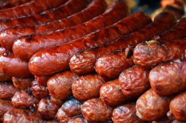 Lezzetli geleneksel sosisler kapanıyor.