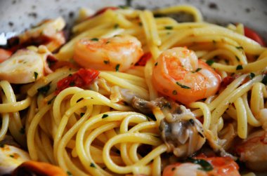 Taze deniz ürünleriyle lezzetli makarna.