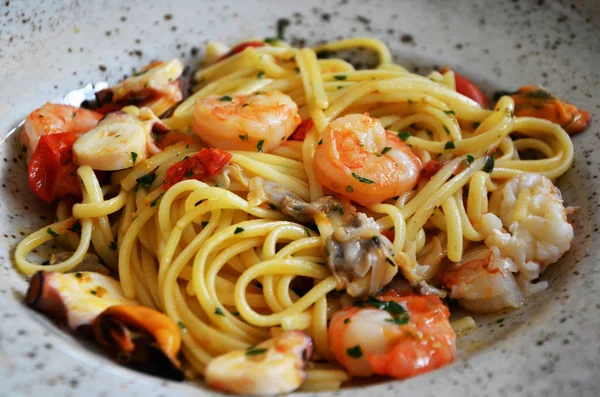 Taze deniz ürünleriyle lezzetli makarna.