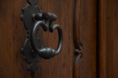 Prag 'ın tarihi sokaklarında antik kapılar kapanıyor.