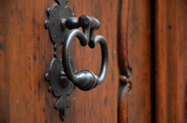 Prag 'ın tarihi sokaklarında antik kapılar kapanıyor.