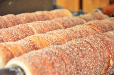 Tarçınlı, şekerli, fındıklı ve bademli nefis czech tatları