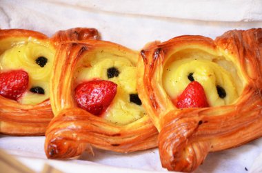 Lezzetli taze sabah pastası.