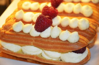 Vanilya kremalı ve ahududulu nefis bir pasta.