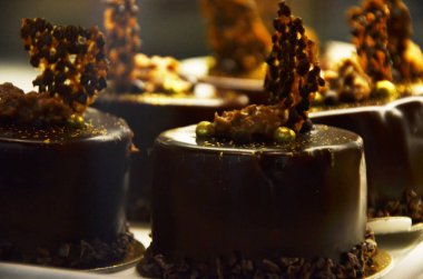 Lezzetli ev yapımı mini kek ve lezzetli çikolata.