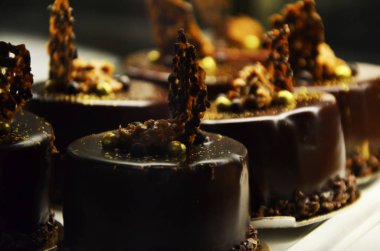 Lezzetli ev yapımı mini kek ve lezzetli çikolata.