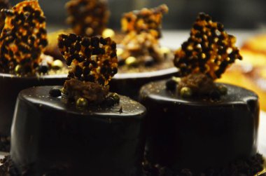 Lezzetli ev yapımı mini kek ve lezzetli çikolata.