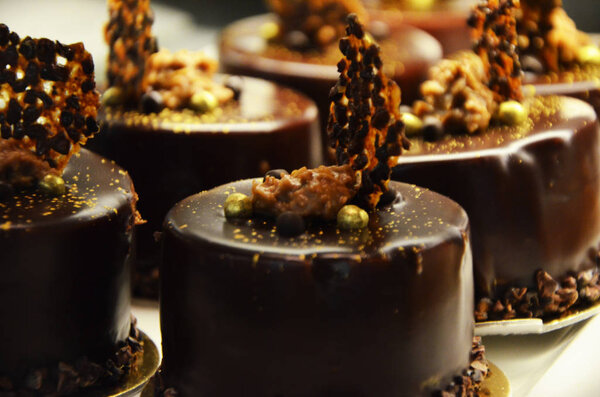 вкусный домашний мини-торт с вкусным шоколадом
