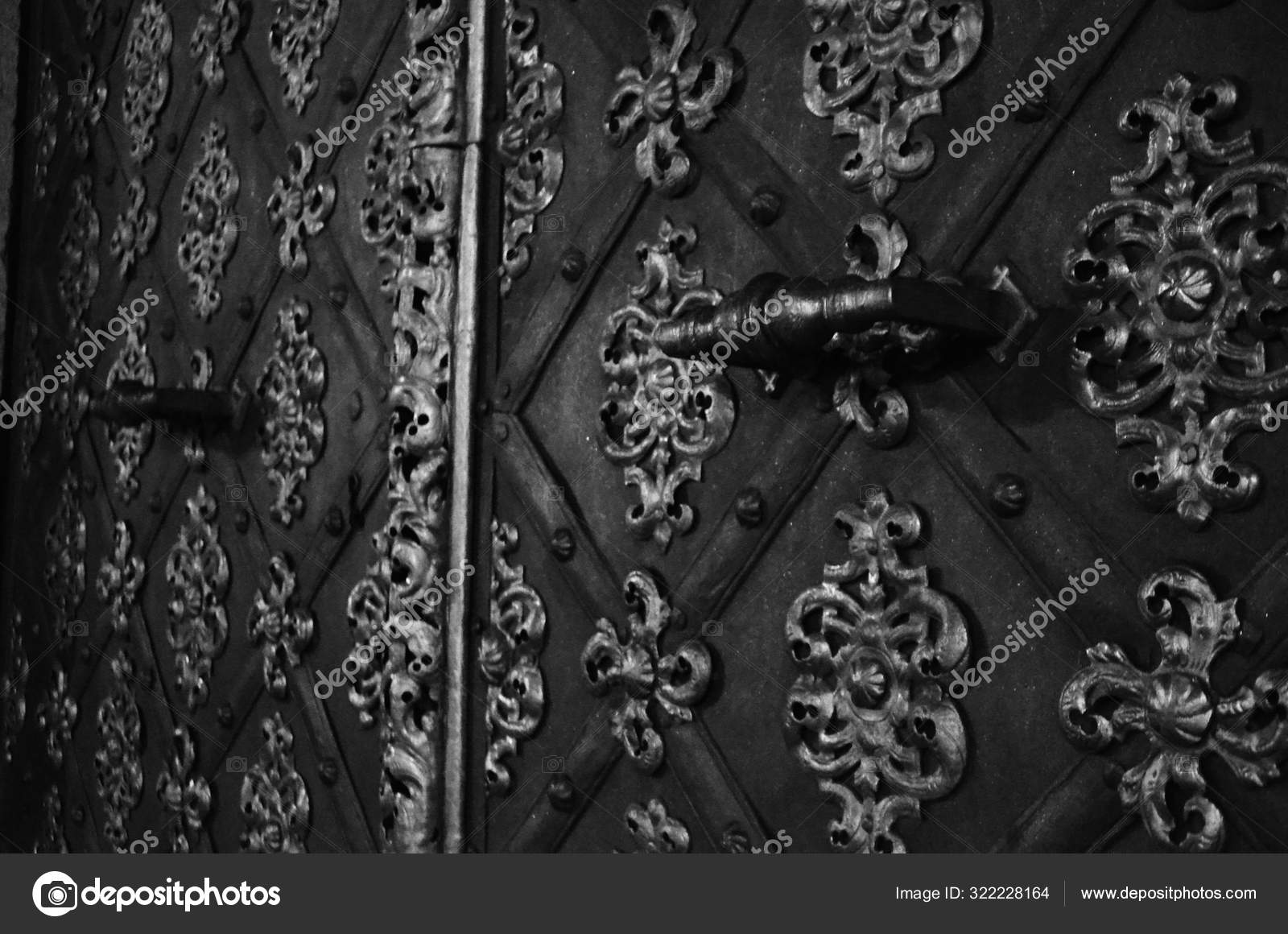 Vieja puerta de la casa histórica — Foto de stock © Anaisia29 #322228164