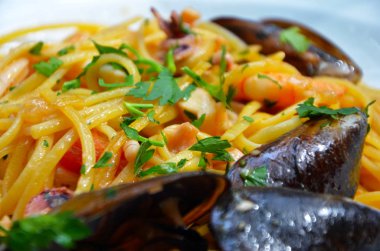 Taze deniz ürünleriyle lezzetli makarna.
