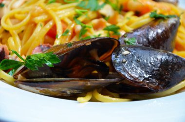 Taze deniz ürünleriyle lezzetli makarna.