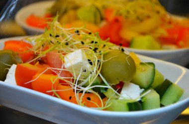 Taze sebzeli lezzetli mevsimlik salata, peynir ve mikroplar