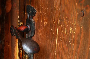 Prag 'ın tarihi sokaklarında antik kapılar kapanıyor.