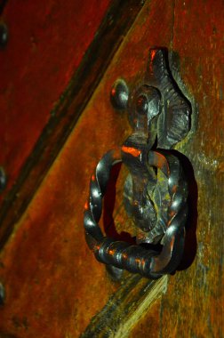 Prag 'ın tarihi sokaklarında antik kapılar kapanıyor.