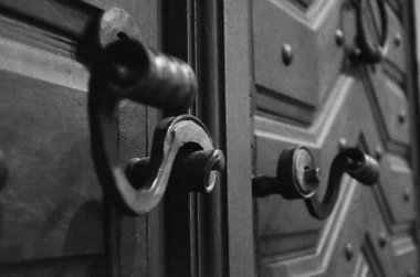 Prag 'ın tarihi sokaklarında antik kapılar kapanıyor.