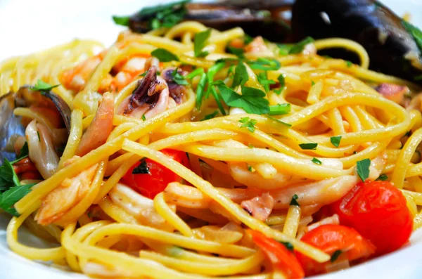 Köstliche Pasta Mit Frischen Meeresfrüchten — Stockfoto