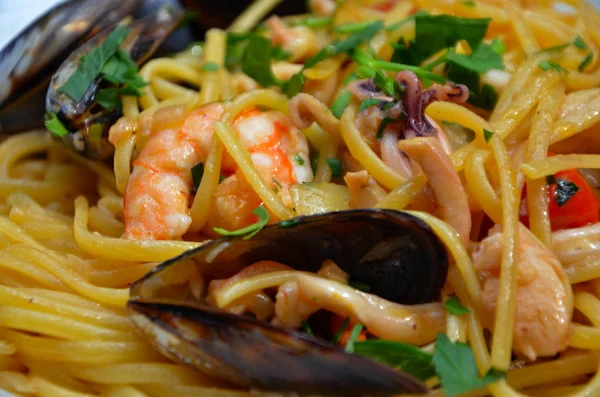 Köstliche Pasta Mit Frischen Meeresfrüchten — Stockfoto