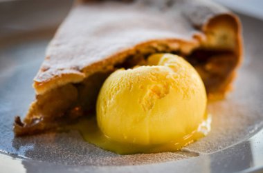 Elmalı turta ve vanilyalı dondurma.