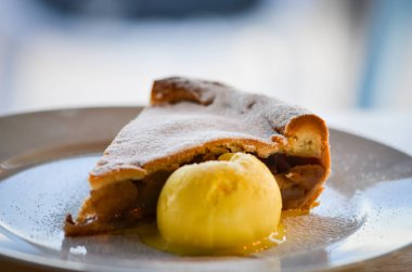 Elmalı turta ve vanilyalı dondurma.