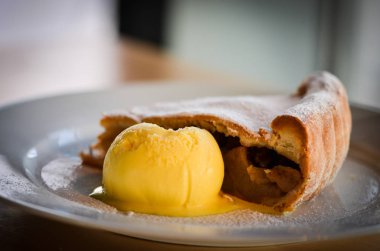 Elmalı turta ve vanilyalı dondurma.