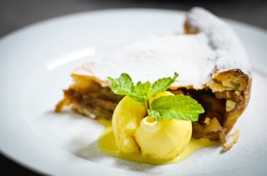 Elmalı turta ve vanilyalı dondurma.