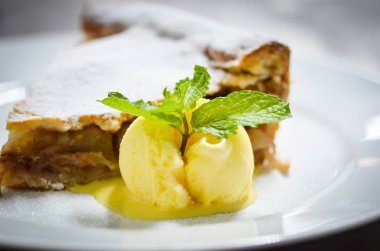 Elmalı turta ve vanilyalı dondurma.