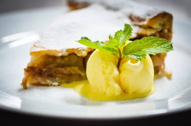 Elmalı turta ve vanilyalı dondurma.