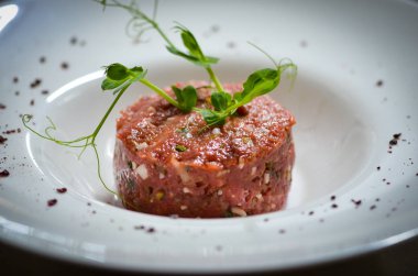 Lezzetli et tartartarı. Taze malzemelerle kaplayın.