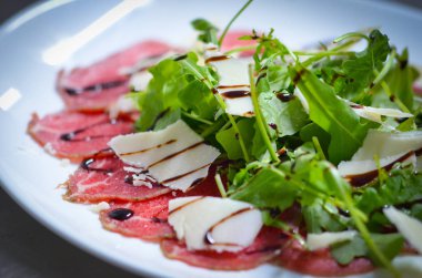 lezzetli taze bresaola ve roka salatası