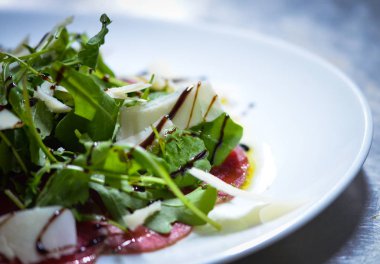 lezzetli taze bresaola ve roka salatası