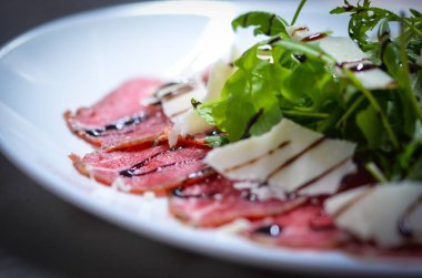 lezzetli taze bresaola ve roka salatası