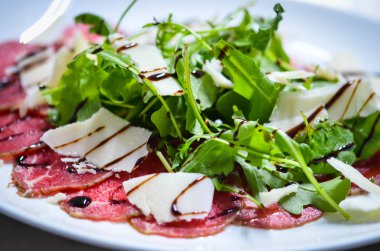 lezzetli taze bresaola ve roka salatası