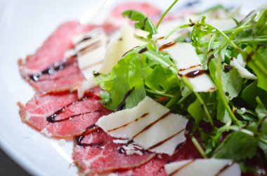 lezzetli taze bresaola ve roka salatası