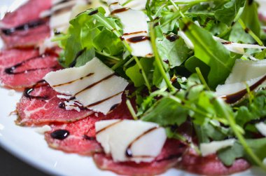 lezzetli taze bresaola ve roka salatası