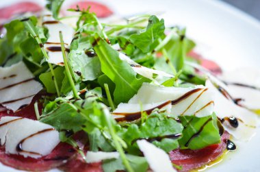 lezzetli taze bresaola ve roka salatası