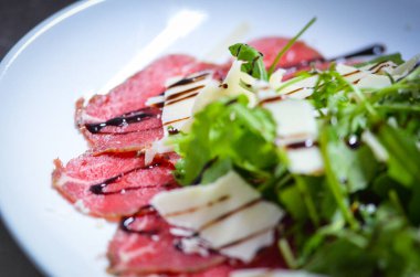 lezzetli taze bresaola ve roka salatası