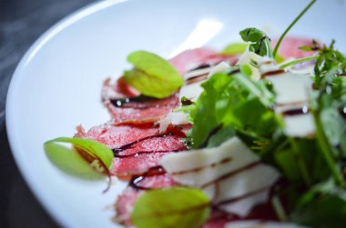 lezzetli taze bresaola ve roka salatası