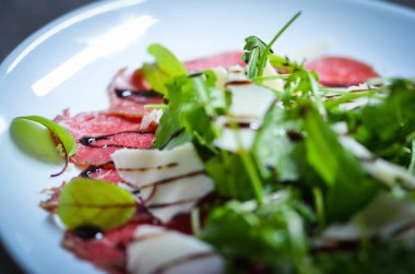lezzetli taze bresaola ve roka salatası