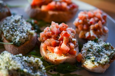 Lezzetli İtalyan karışık bruschetta - başlangıç yemeği