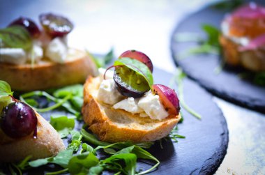 Lezzetli İtalyan karışık bruschetta - başlangıç yemeği