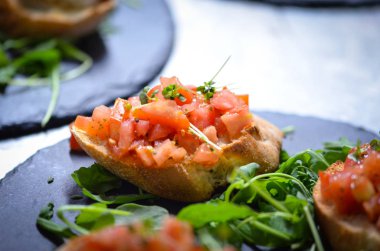 Lezzetli İtalyan karışık bruschetta - başlangıç yemeği