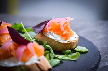 Lezzetli İtalyan karışık bruschetta - başlangıç yemeği