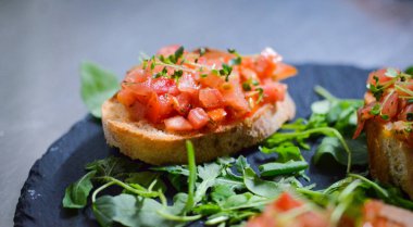 Lezzetli İtalyan karışık bruschetta - başlangıç yemeği