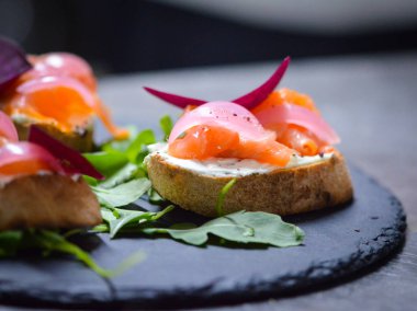 Lezzetli İtalyan karışık bruschetta - başlangıç yemeği