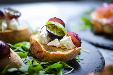 Lezzetli İtalyan karışık bruschetta - başlangıç yemeği