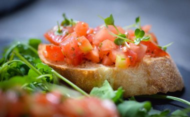 Lezzetli İtalyan karışık bruschetta - başlangıç yemeği
